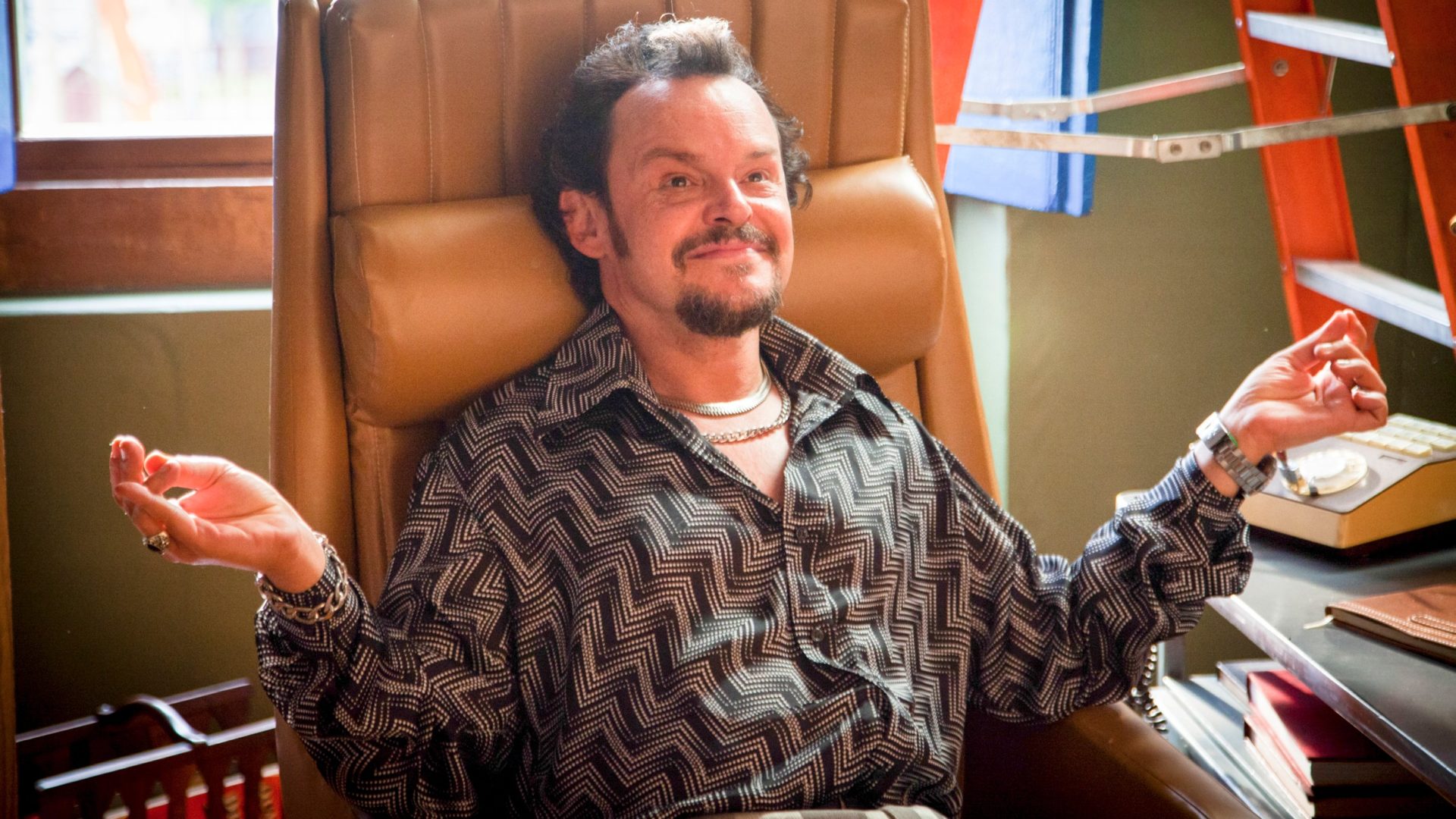 Matheus Nachtergaele como Olegário em Cine Holliúdy (Marcos Rosa / Globo)