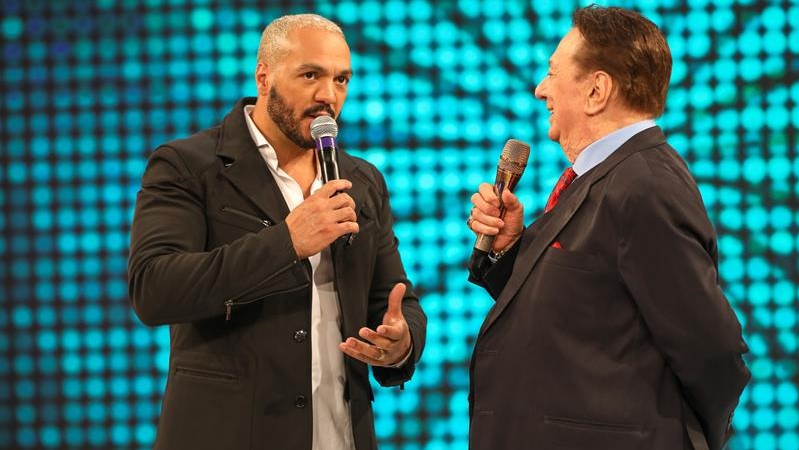 O cantor Belo e o apresentador Raul Gil