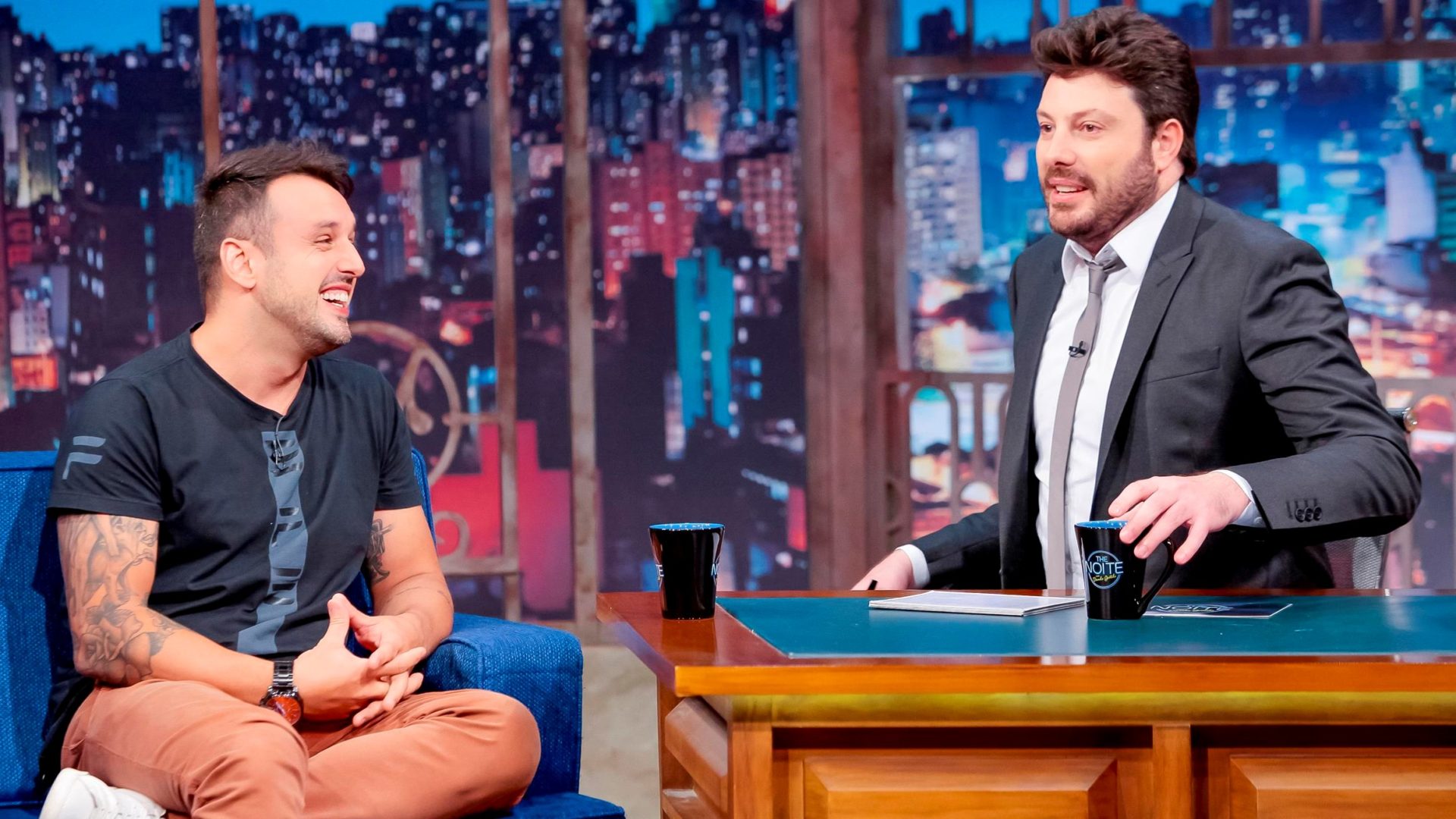 Rodrigo Capella e Danilo Gentili no palco do The Noite