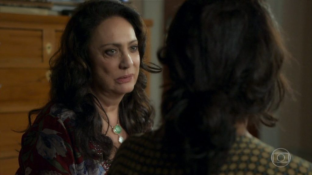 Rania (Eliane Giardini) em Órfãos da Terra