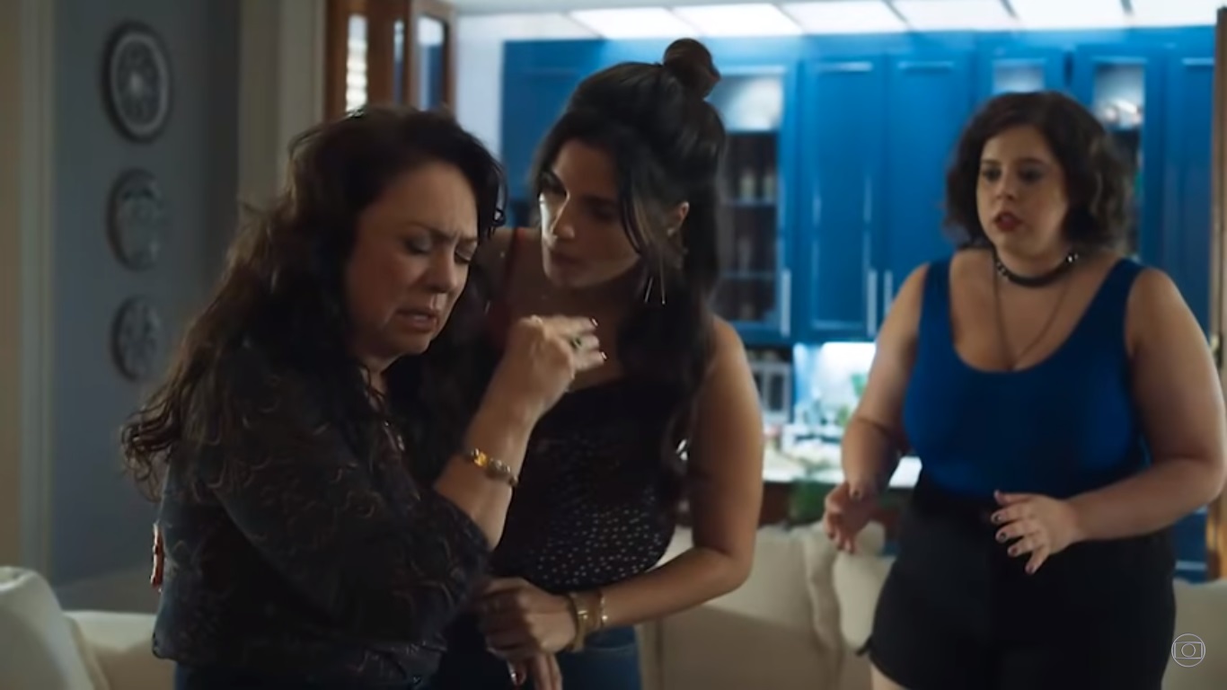 Rania (Eliane Giardini) passa mal em Órfãos da Terra