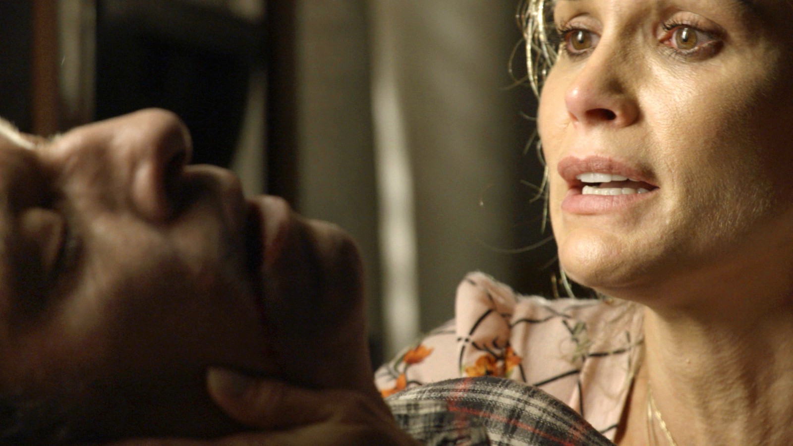 Rita (Flávia Alessandra) chora a morte do marido