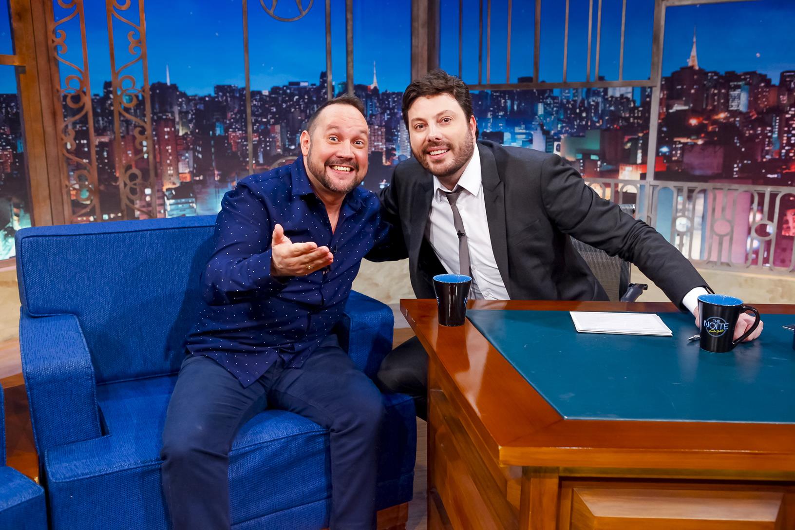 Robson Bailarino e Danilo Gentili no palco do programa The Noite