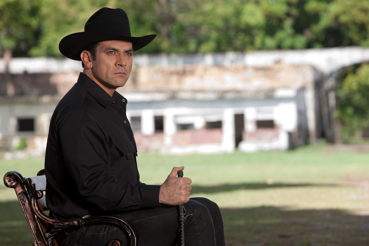 Jorge Salinas vive Rogério Monteiro na novela A Que Não Podia Amar (Divulgação / Televisa)