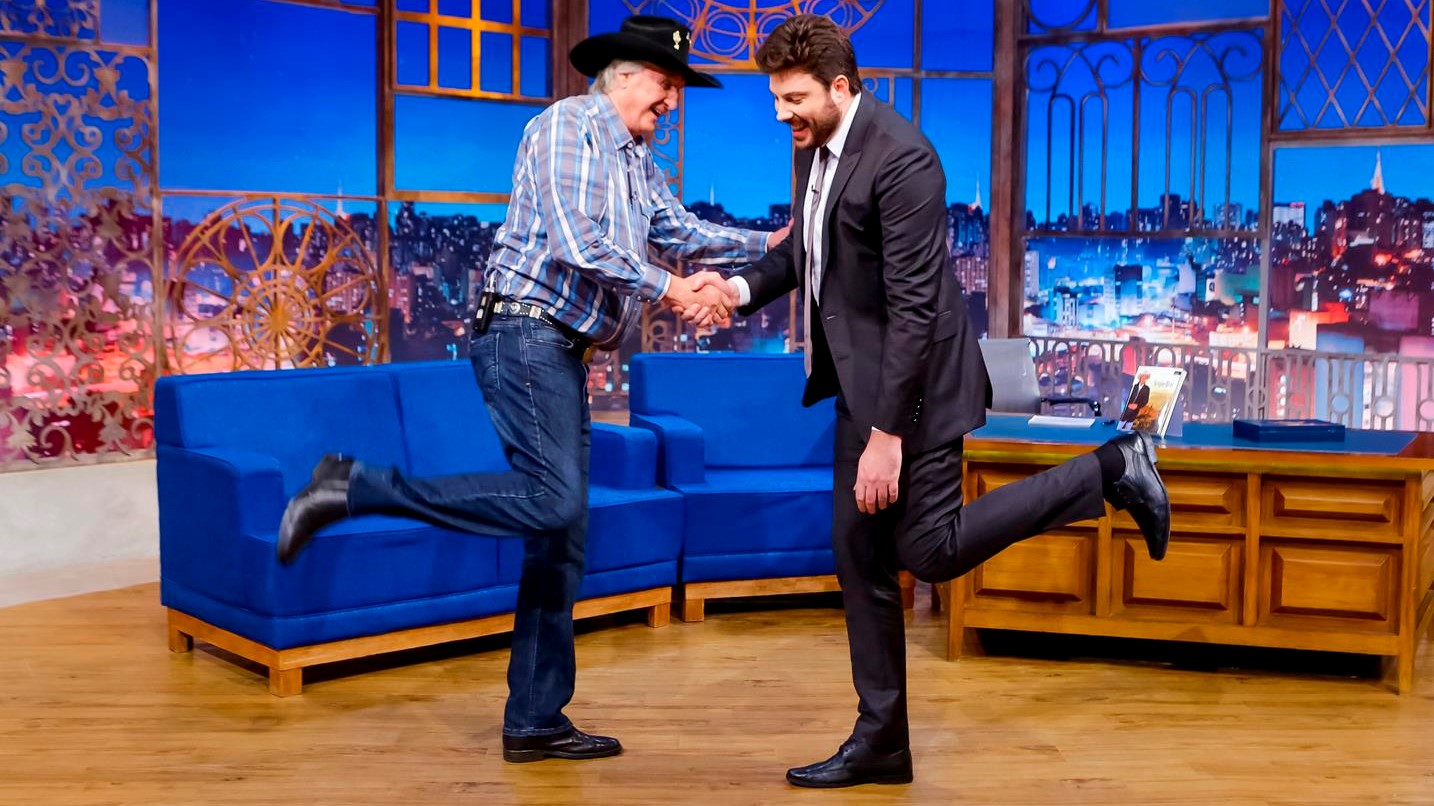 Sérgio Reis e Danilo Gentili no palco do The Noite