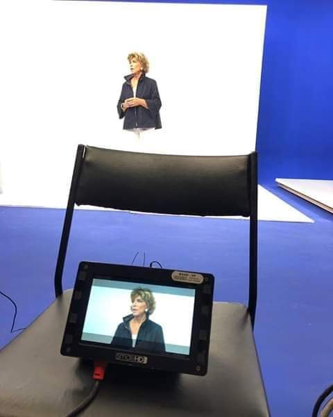 Silvia Poppovick gravando a chamada do Aqui na Band