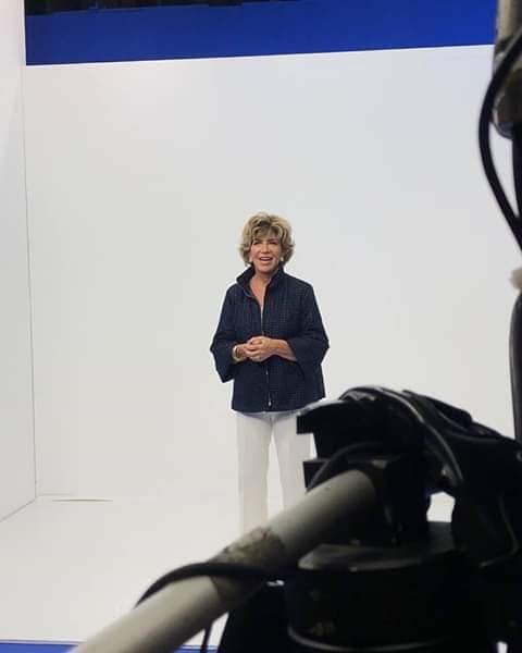 Silvia Poppovick gravando a chamada do Aqui na Band