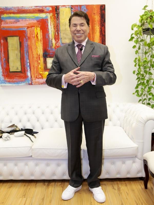 Silvio Santos exibe seu novo visual