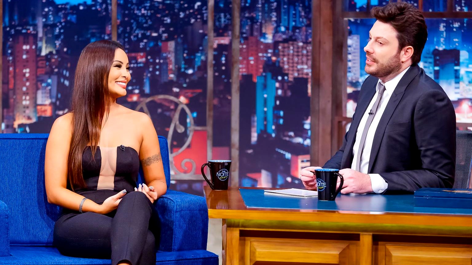 Carol Nakamura e Danilo Gentili no programa The Noite