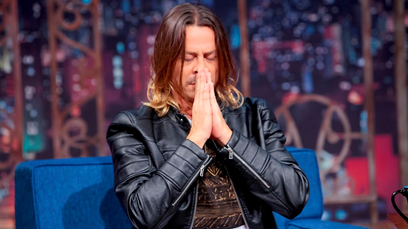 Theo Becker no palco do programa The Noite com Danilo Gentili