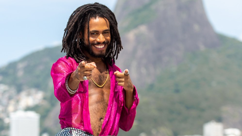 Ícaro Silva caracterizado como o cantor Ticiano da novela Verão 90