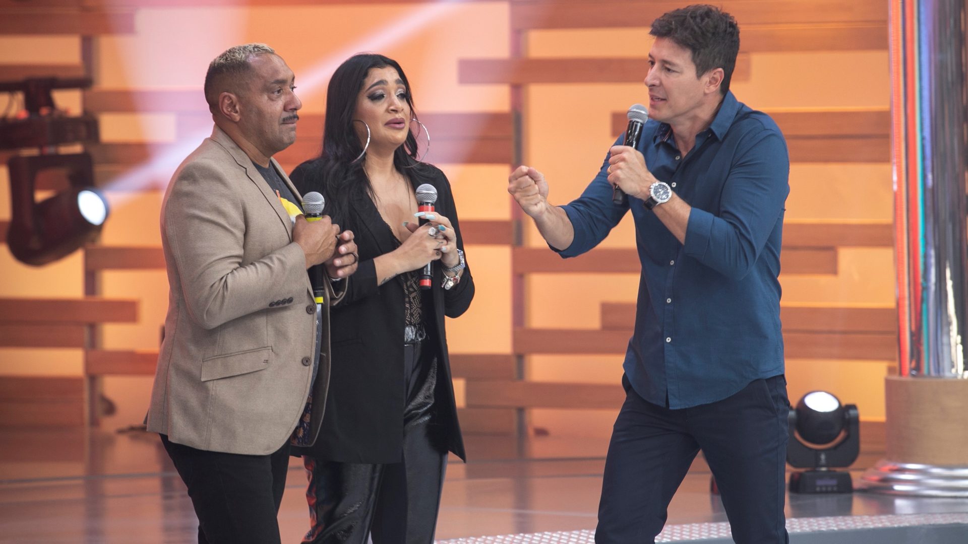 Tiririca, sua filha Ery e Rodrigo Faro no palco do Hora do Faro