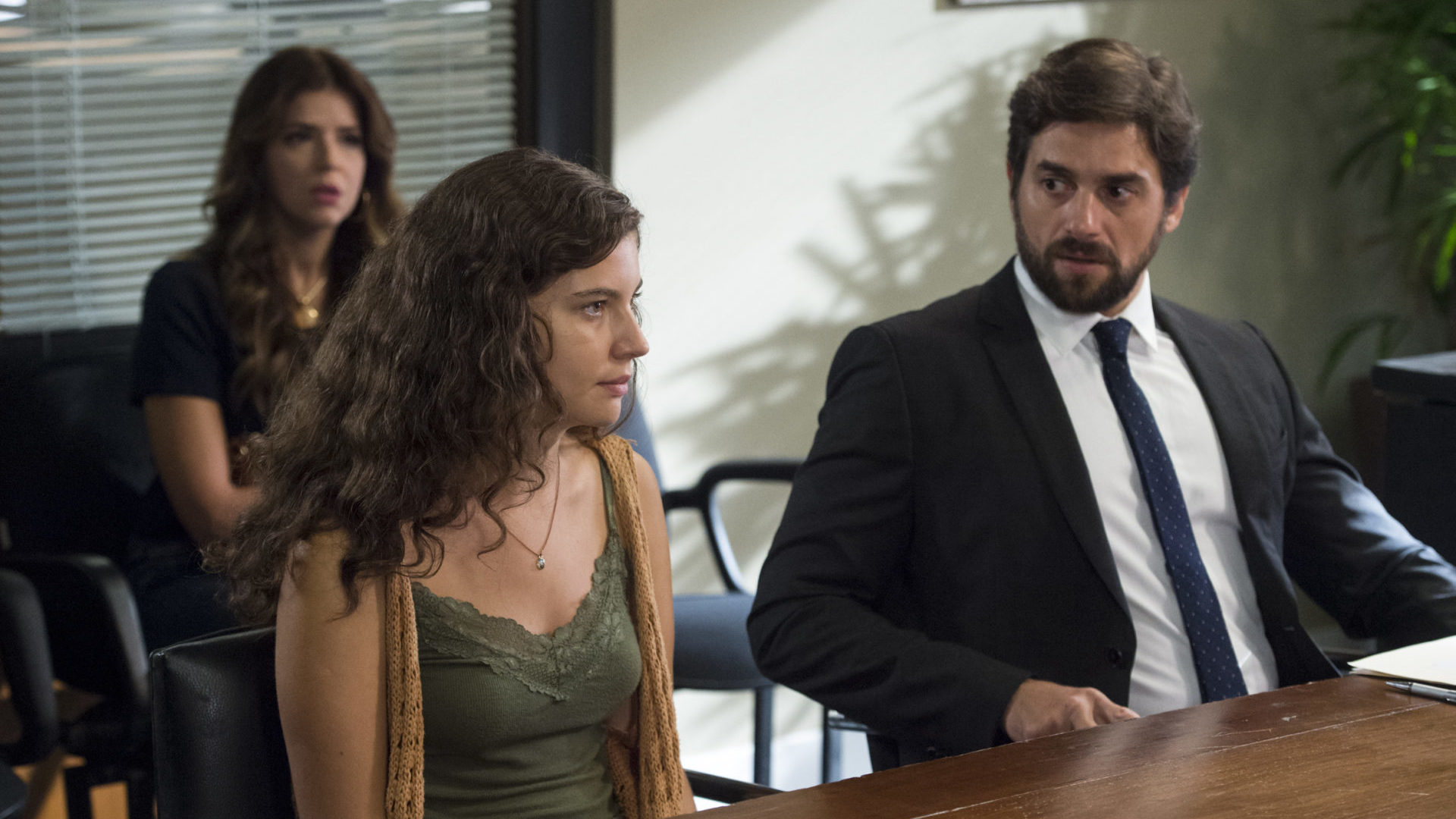 Rita (Alanis Guillen), Claudio (Danilo Sacramento) e Carla (Mariana Santos) em Malhação: Toda Forma de Amar