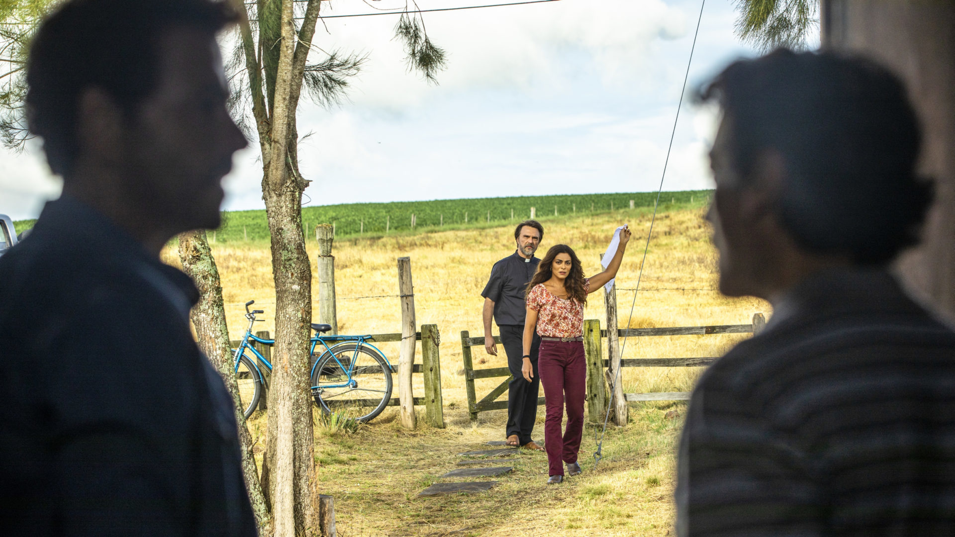 Maria da Paz (Juliana Paes) chega com o Padre (Fernando Eiras) na casa de Amadeu (Marcos Palmeira) e Miroel (Luiz Carlos Vasconcelos) em A Dona do Pedaço