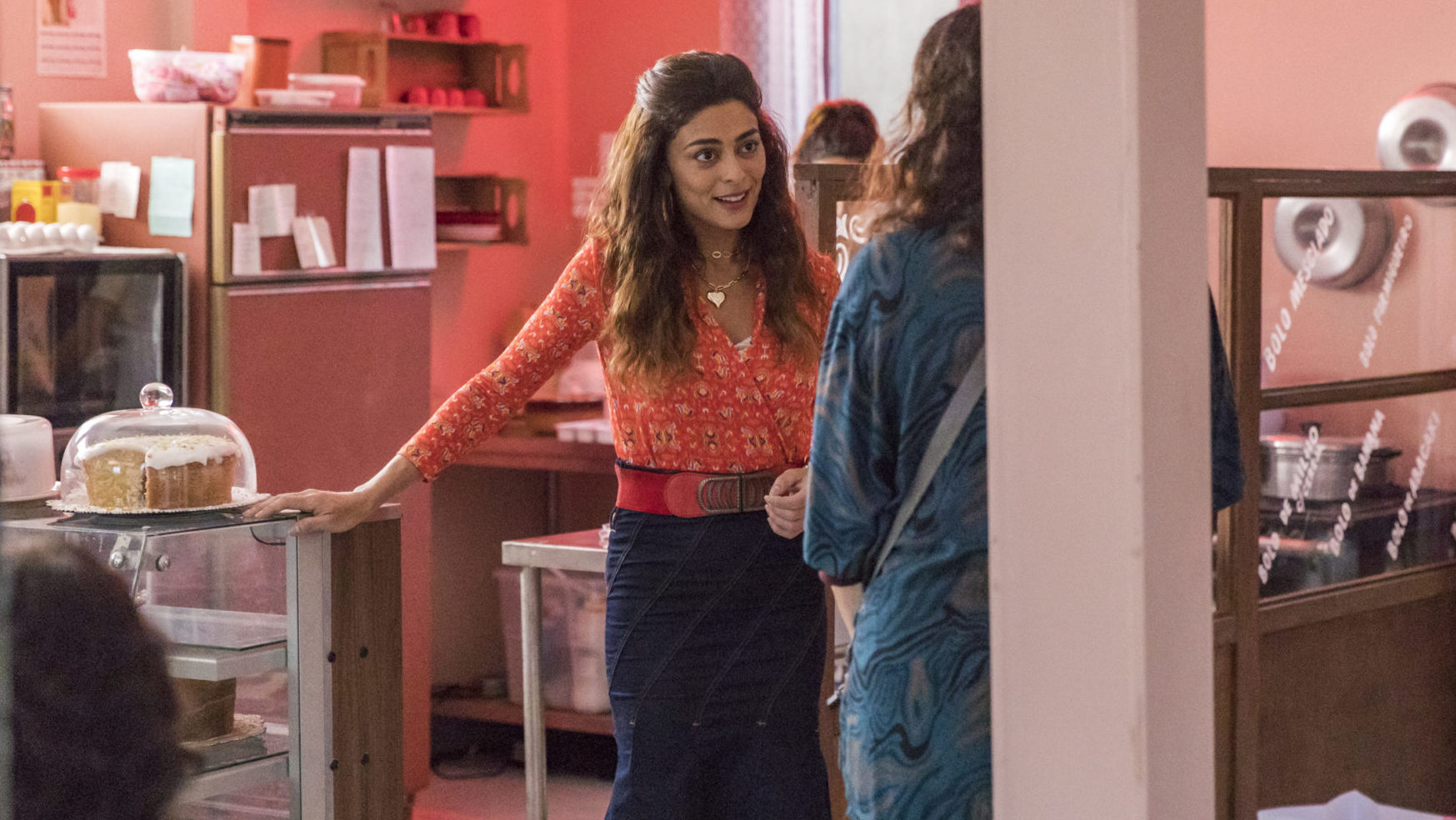 Maria da Paz (Juliana Paes) na loja com Dorotéia (Rosi Campos) em A Dona do Pedaço