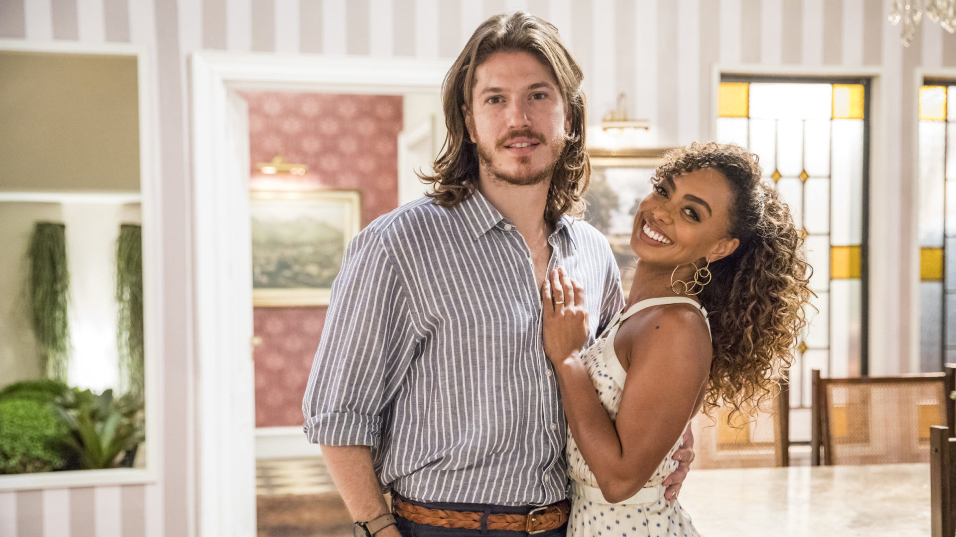 Quinzinho (Caio Paduan) e Dandara (Dandara Mariana) em Verão 90