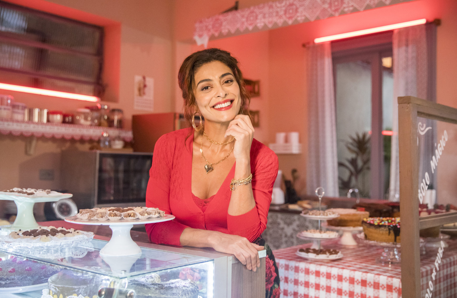 Maria da Paz (Juliana Paes) na primeira confeitaria em A Dona do Pedaço