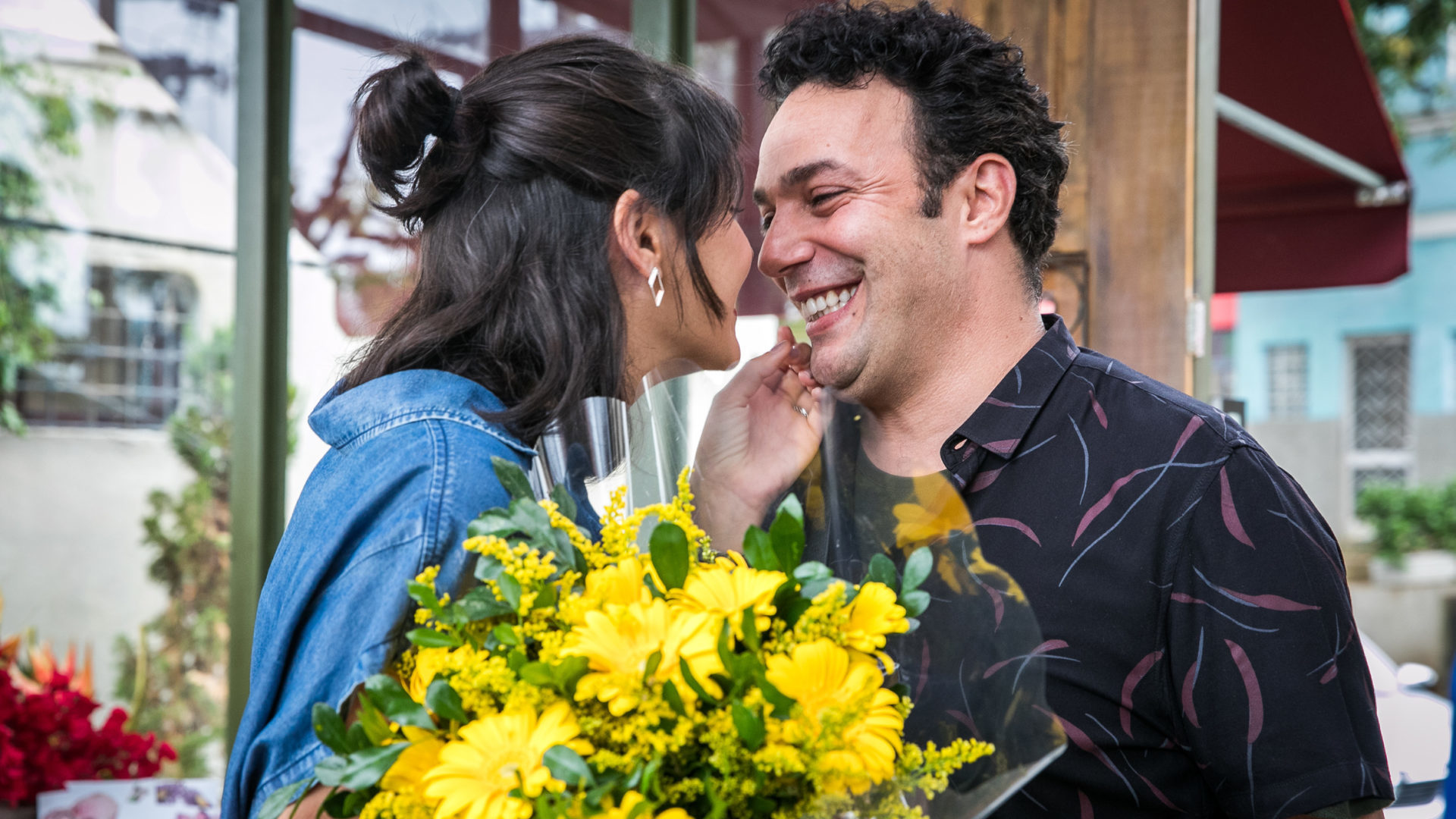 Sara (Verônica Debom) e Abner (Marcelo Médici) em Órfãos da Terra