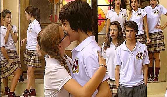 Patrícia vai disputar o amor de um popular garoto do colégio com a sua maior rival na história de Patinho Feio (Reprodução: El Trece)