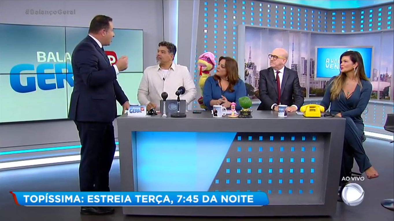 Os atores atores Maurício Mattar e Cristiana Oliveira com a turma de A Hora da Venenosa
