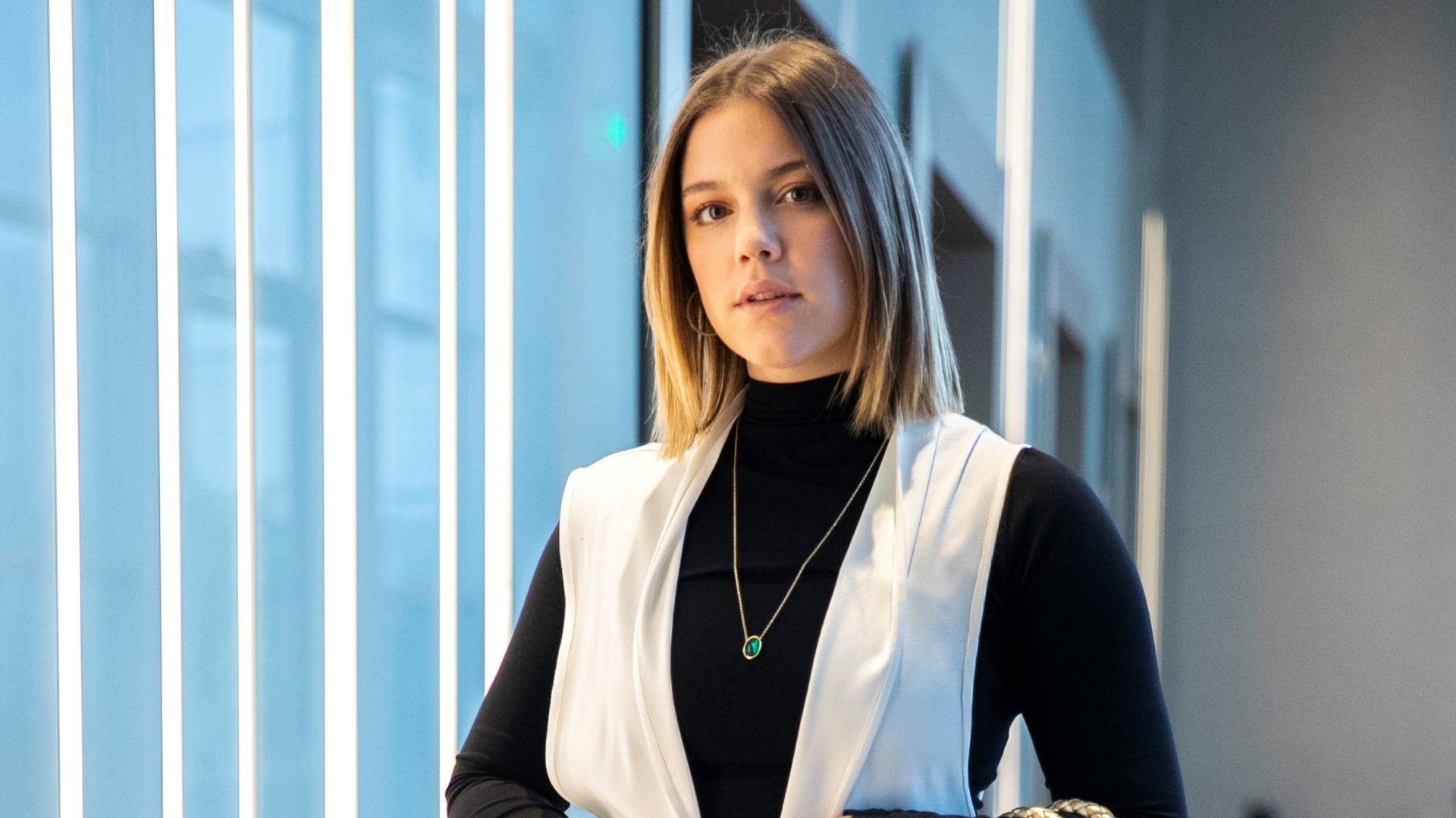 Dalila (Alice Weggman) com a sua nova identidade: Basma Bakri em Órfãos da Terra