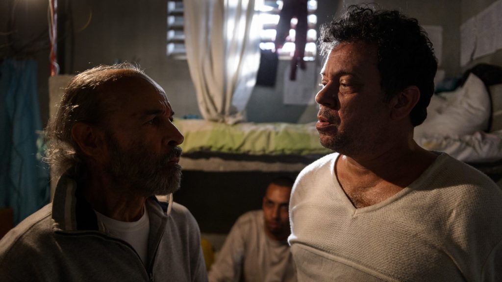 Cacá (Osmar Prado) e Béco (Márcio Vitto) em ação na série Carcereiros