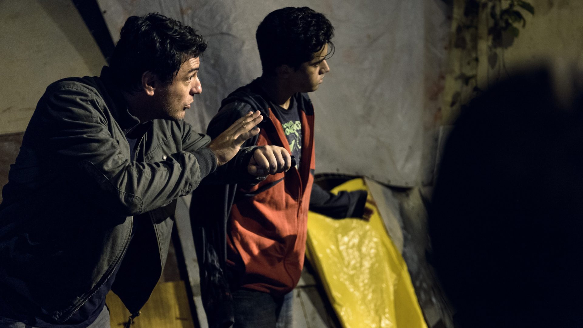 Adriano e Lucas em cena da série Carcereiros