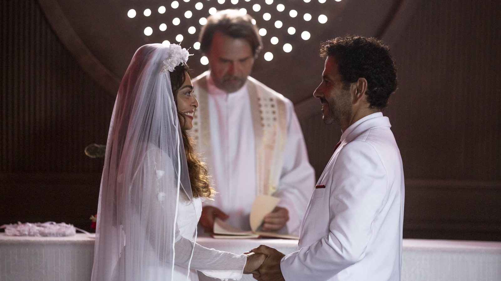 Casamento de Maria da Paz (Juliana Paes) e Amadeu (Marcos Palmeira) em A Dona do Pedaço