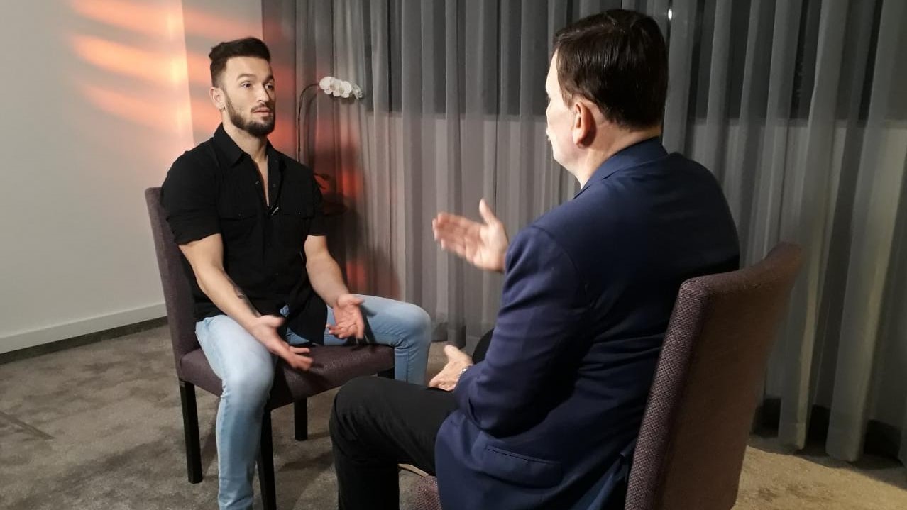 Diego Hypólito durante entrevista com Roberto Cabrini, no Conexão Repórte
