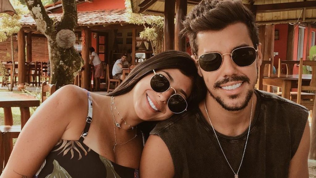 Casal Yá e Lipe continuam namorando fora do programa