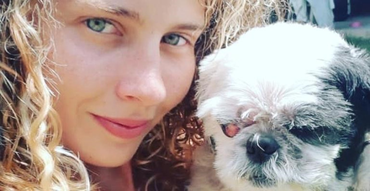 Debby Lagranha e o pet Quinho
