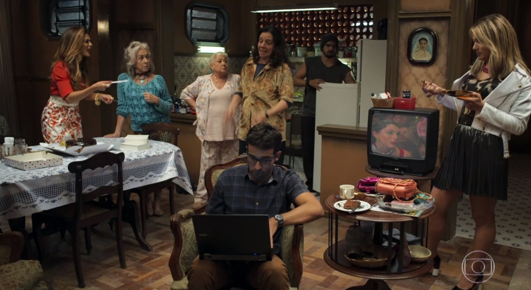 Verão 90 é assistida por personagens de A Dona do Pedaço (Reprodução: Globoplay)