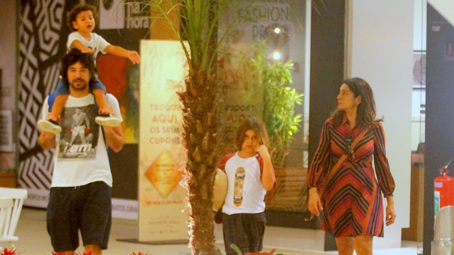 Dira Paes passeando com sua família