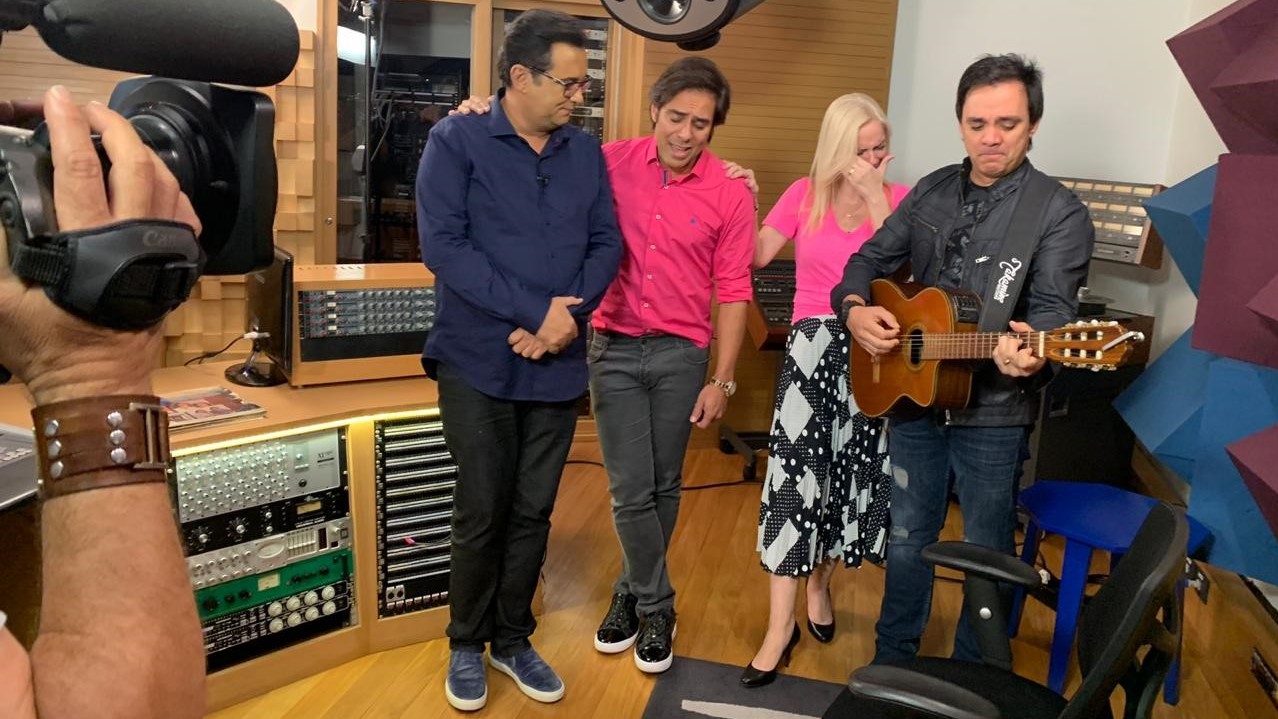 Guilherme & Santiago cantam sucessos do cantor Marciano no Domingo Show