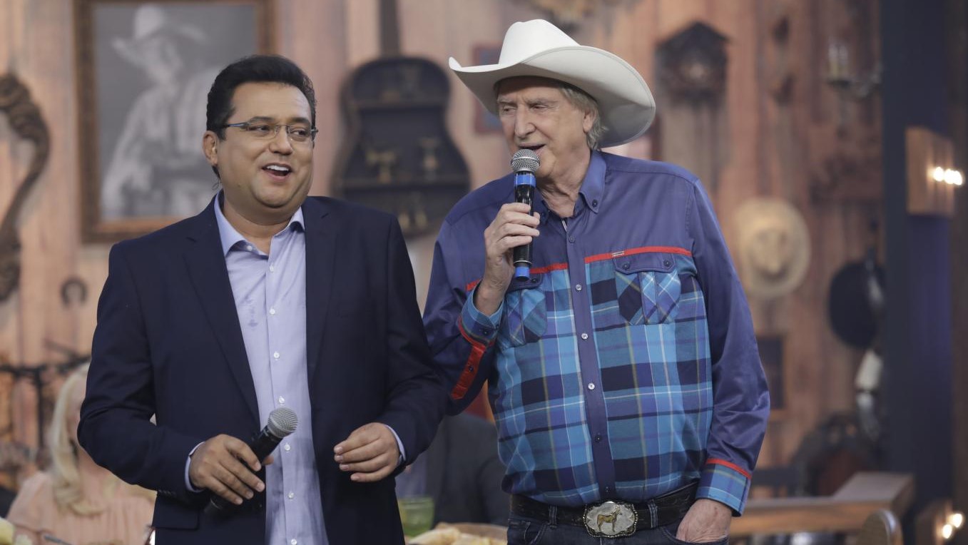 Geraldo Luís e o cantor Sérgio Reis durante homenagem no palco do Domingo Show