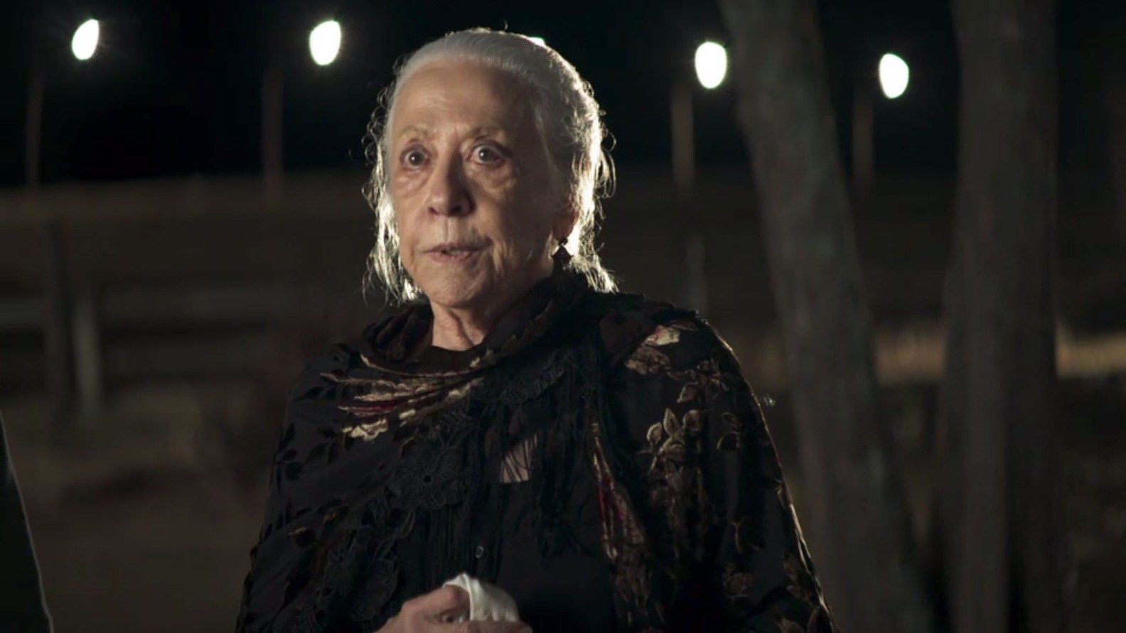 Dulce (Fernanda Montenegro) vai até a casa dos Matheus em A Dona do Pedaço