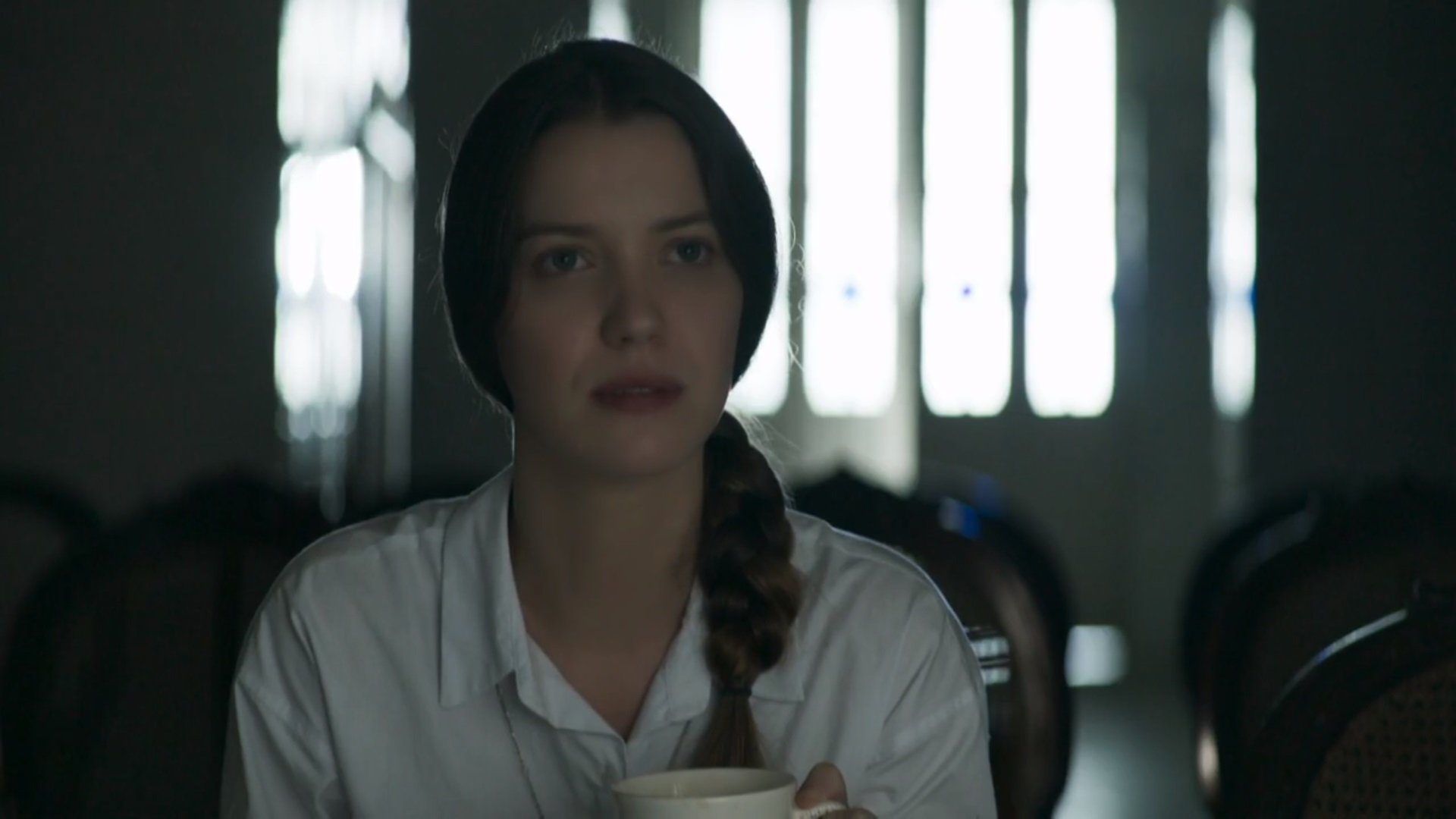 Fabiana (Nathália Dill) assistindo ao Encontro e reconhecendo a irmã em A Dona do Pedaço
