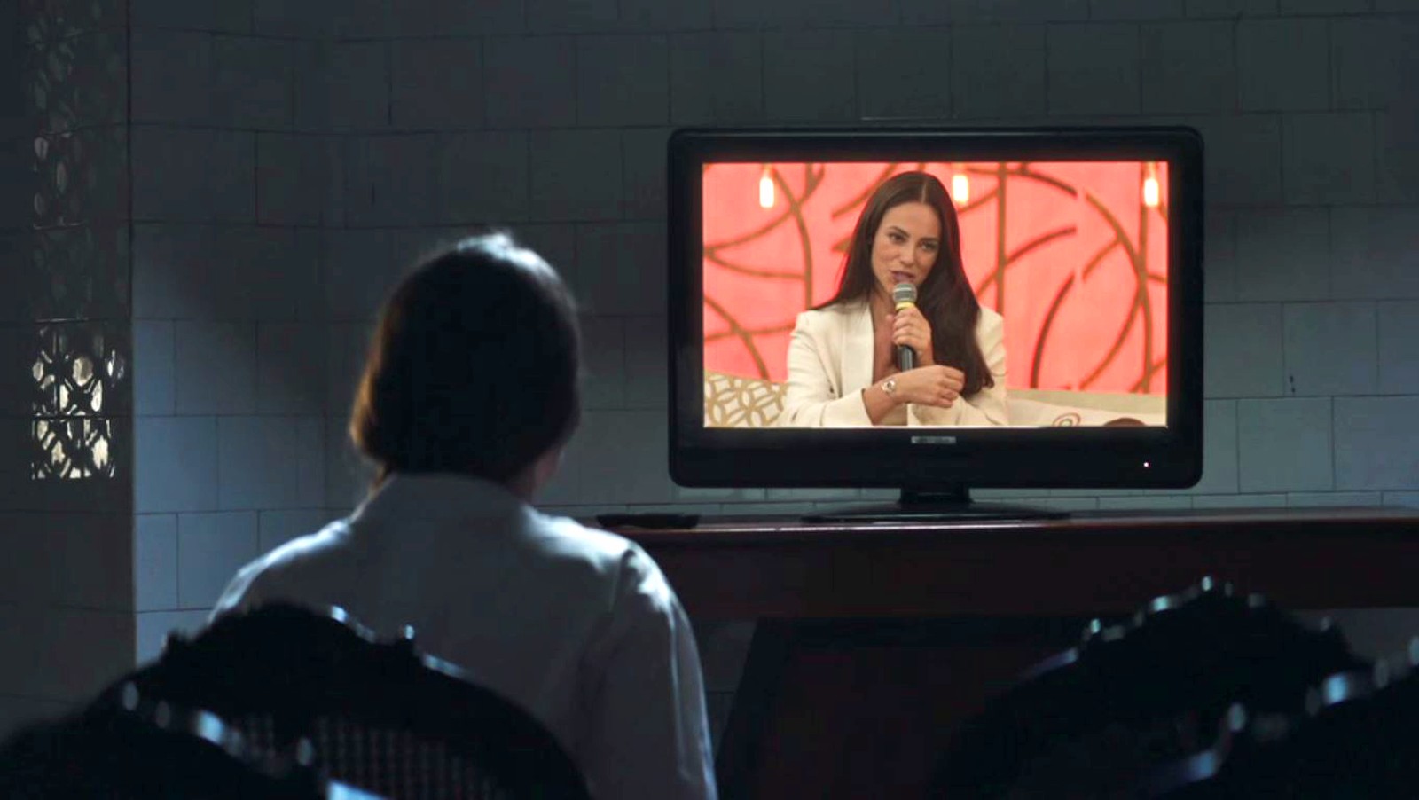 Fabiana (Nathalia Dill) vê Vivi Guedes no programa de Fátima Bernardes em A Dona do Pedaço