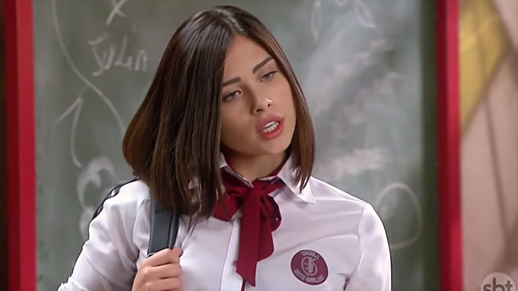 Flávia Pavanelli em cena como a personagem Brenda de As Aventuras de Poliana no SBT