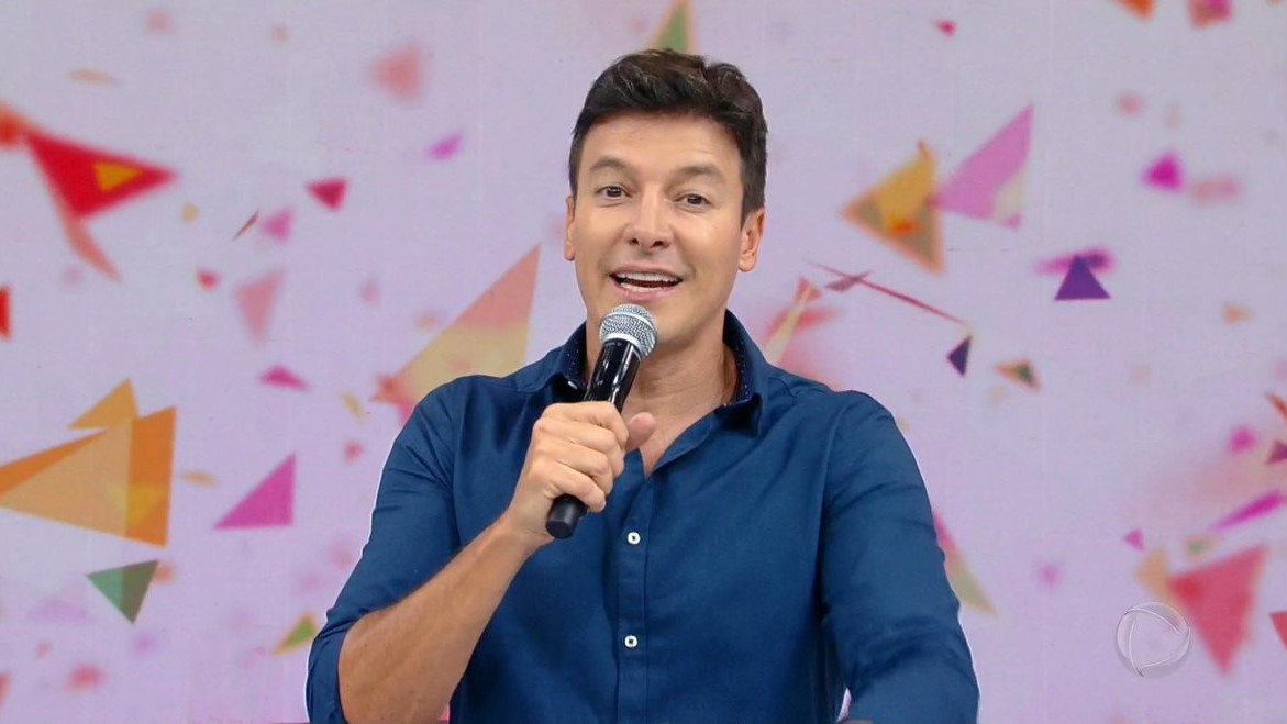 Rodrigo Faro no palco do seu programa na Record TV