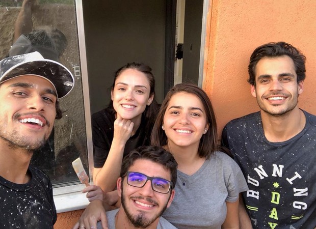 Isabelle Drummond durante projeto da ONG Casa 197