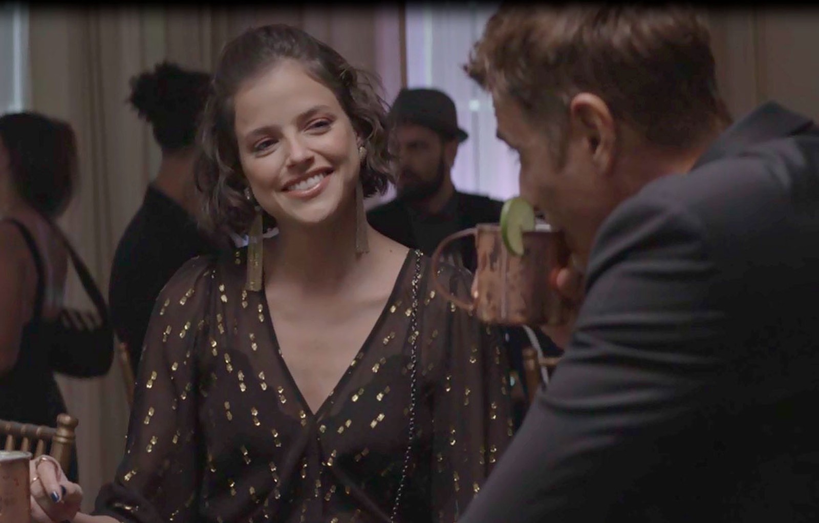 Josiane (Agatha Moreira) conehce Régis (Reynaldo Gianecchini), em A Dona do Pedaço