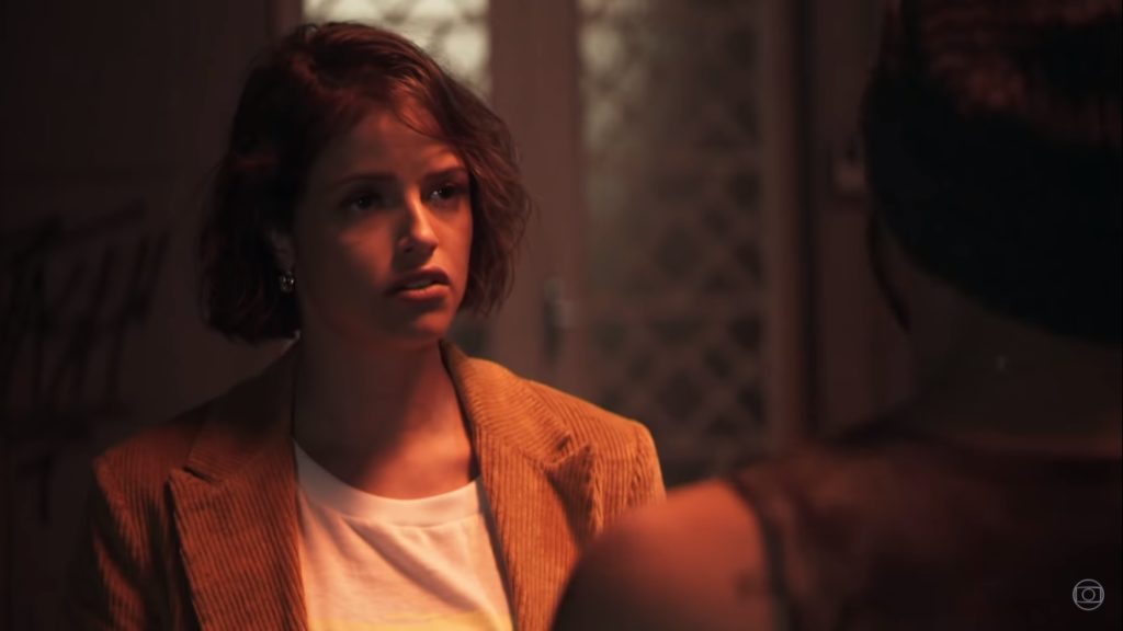 Josiane (Agatha Moreira) conversa com Rock (Caio Castro) em A Dona do Pedaço