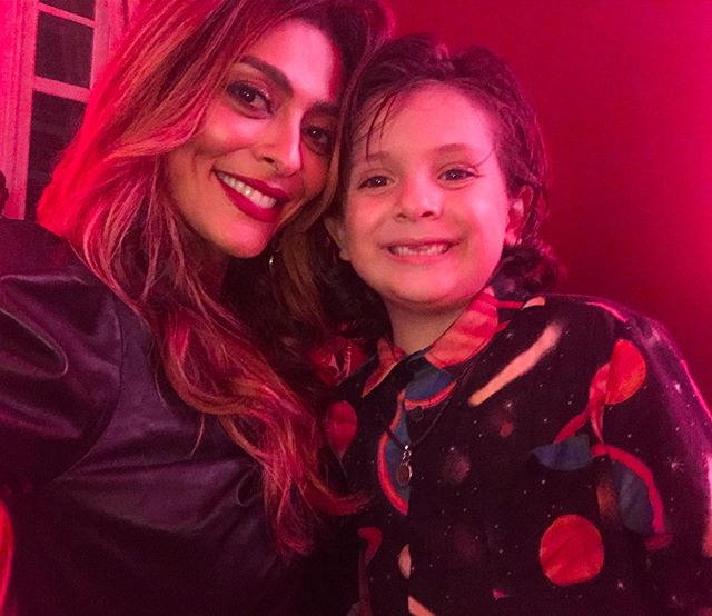 Juliana Paes e Theo de Almeida na festa de lançamento de A Dona do Pedaço