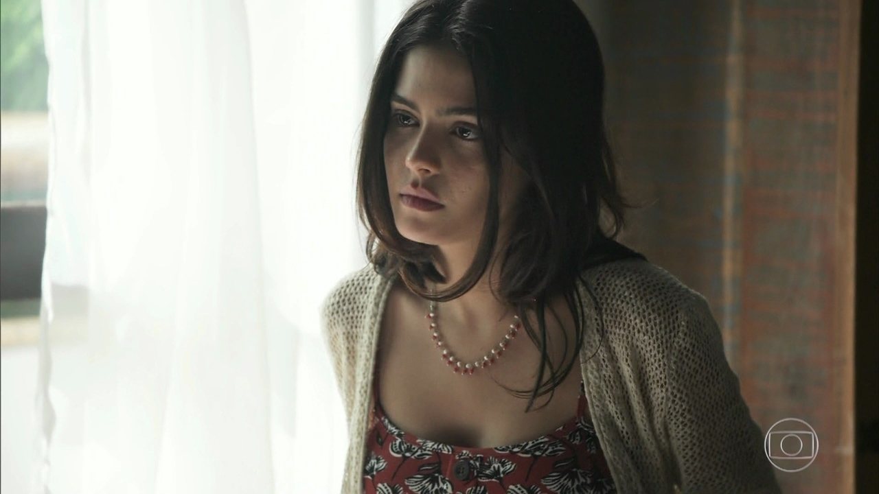 Laila (Julia Dalavia) em Órfãos da Terra