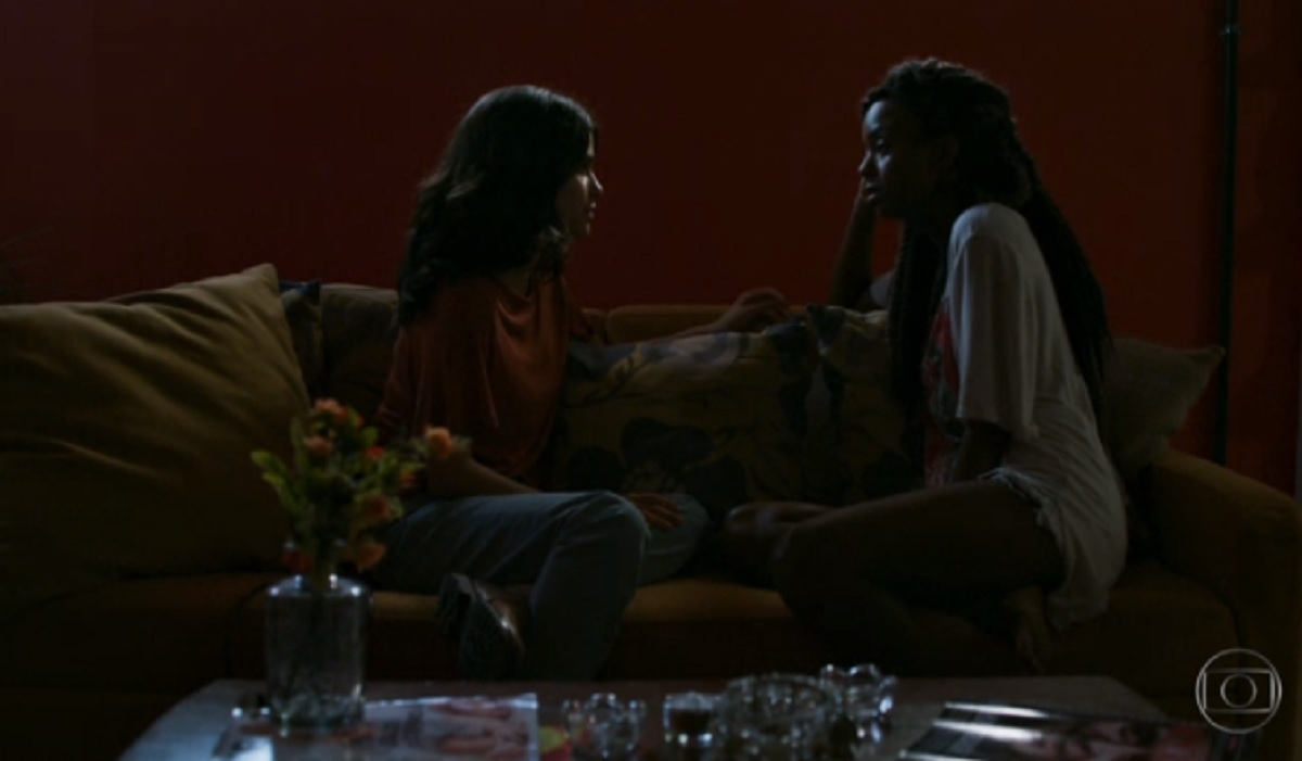 Laila (Julia Dalavia) e Marie (Eli Ferreira), de Órfãos da Terra