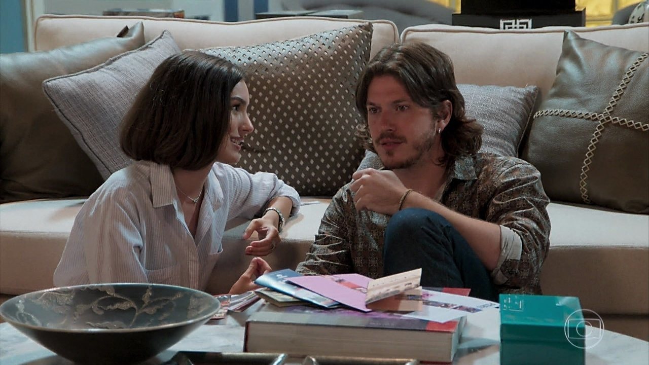 Larissa (Marina Moschen) e Quinzinho (Caio Paduan) em Verão 90