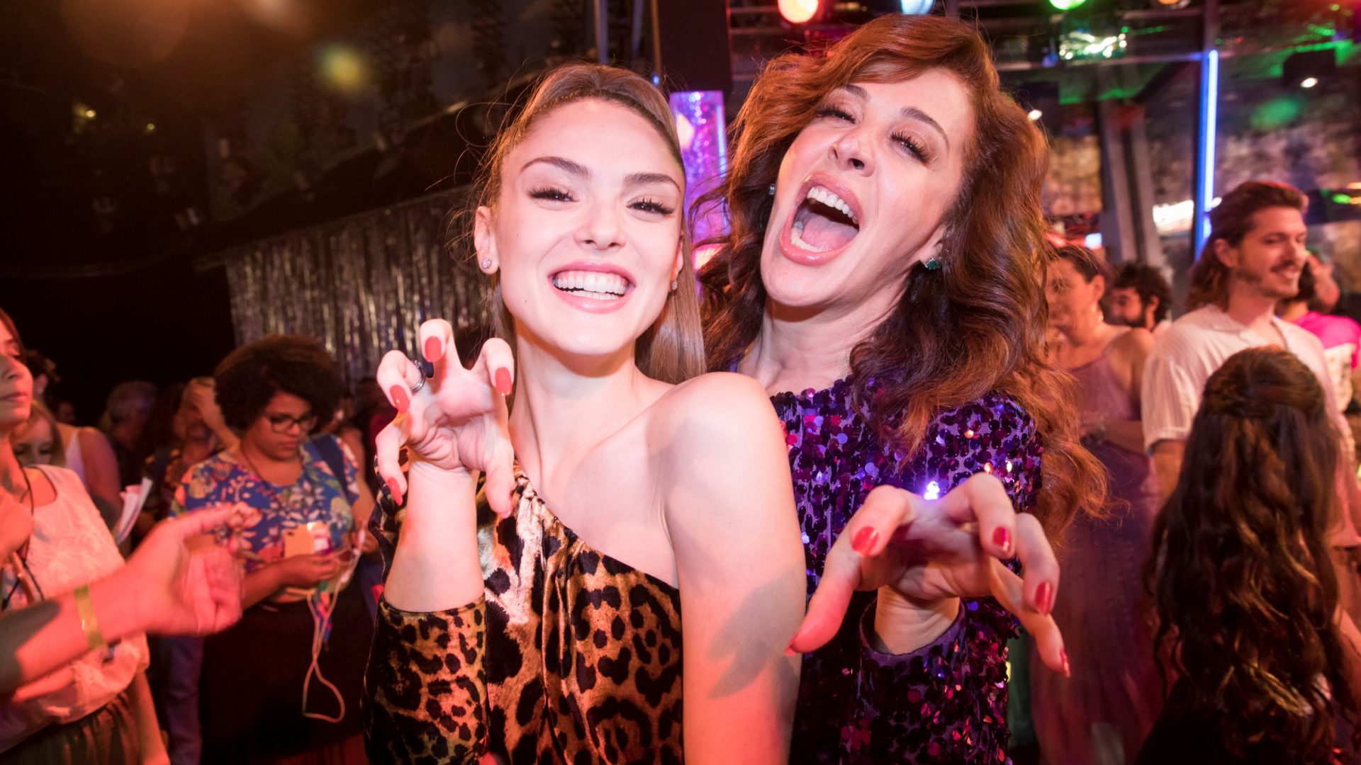 Claudia Raia e Isabelle Drummond são mãe e filha na novela Verão 90