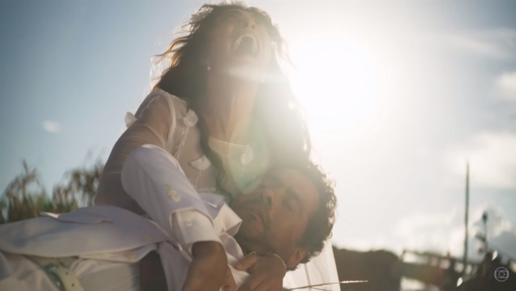 Maria da Paz (Juliana Paes) com Amadeu (Marcos Palmeira) desfalecido em seus braços em A Dona do Pedaço