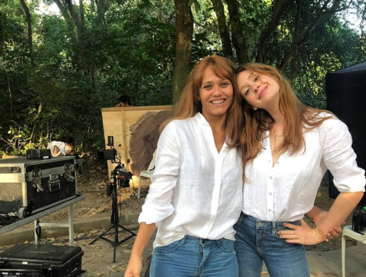 Marina Ruy Barbosa e a dublê, Roberta Felipe, nos bastidores de O Sétimo Guardião